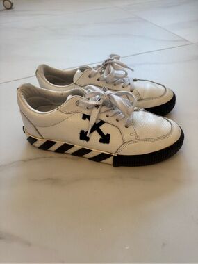 Off-White White Leather Low-Top Sneakers with Black Arrow and Striped Midsole
